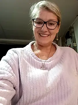 Snapshot of irinamaux chatting on 04.19.26 irinamaux online show from 04.19.26