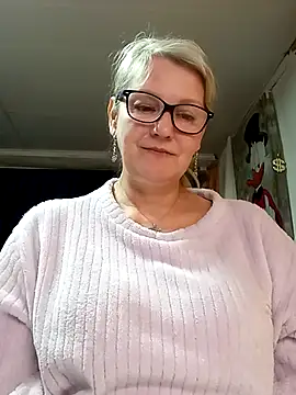 Snapshot of irinamaux chatting on 04.21.26 irinamaux online show from 04.21.26