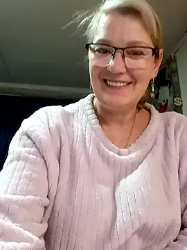 Snapshot of irinamaux chatting on 04.28.26 irinamaux online show from 04.28.26