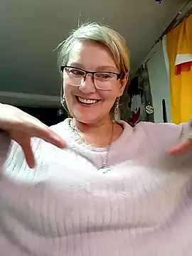 Snapshot of irinamaux chatting on 04.29.26 irinamaux online show from 04.29.26