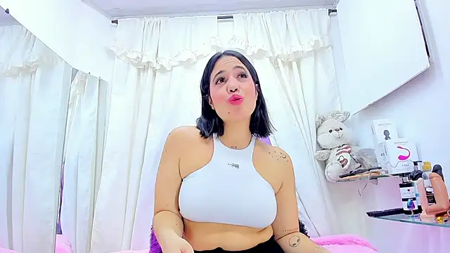 Snapshot of emily_madrid chatting on 01.14.25 emily madrid online show from 01.14.25