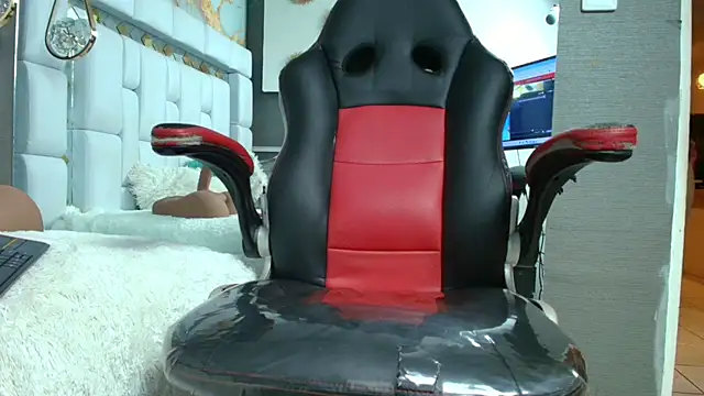 Snapshot of emily_madrid chatting on 11.08.25 emily madrid online show from 11.08.25