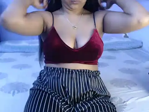 Snapshot of Freya_nia chatting on 01.05.25 Freya nia online show from 01.05.25