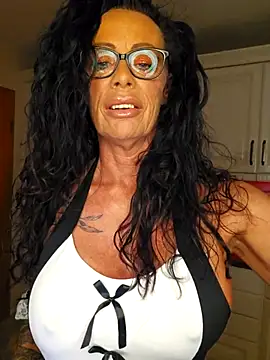 Snapshot of Misses-Cougar chatting on 11.27.25 Misses-Cougar online show from 11.27.25