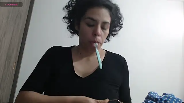 Snapshot of Anne_purple chatting on 02.13.25 Anne purple online show from 02.13.25