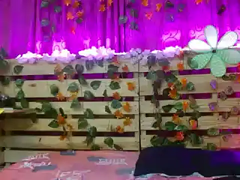 Snapshot of Elsa_Parisi chatting on 12.18.24 Elsa Parisi online show from 12.18.24