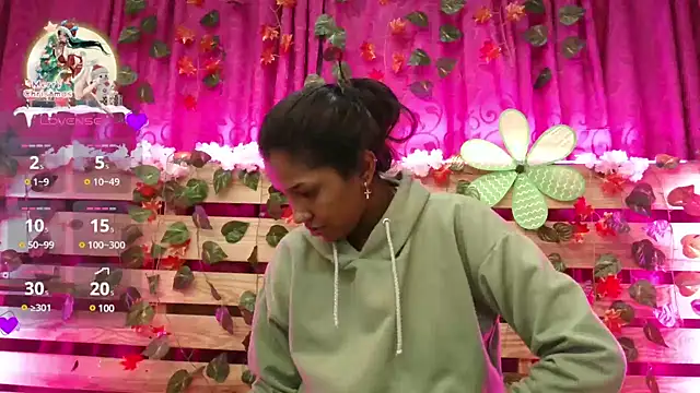 Snapshot of Elsa_Parisi chatting on 12.30.24 Elsa Parisi online show from 12.30.24