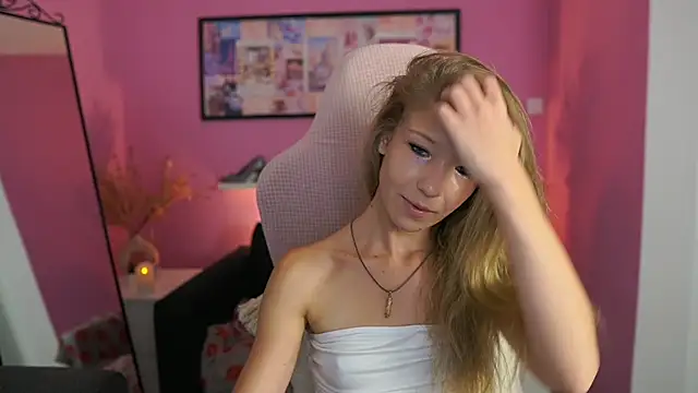 Snapshot of missicute chatting on 09.16.25 missicute online show from 09.16.25