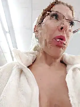 Snapshot of blondyruby chatting on 11.12.25 blondyruby online show from 11.12.25