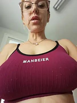 Snapshot of blondyruby chatting on 05.15.26 blondyruby online show from 05.15.26