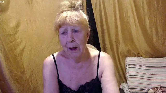 Snapshot of _Estelitta_5 chatting on 10.15.25 Estelitta 5 online show from 10.15.25