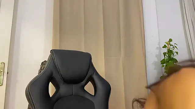 Snapshot of TheWildMiu chatting on 12.27.24 TheWildMiu online show from 12.27.24