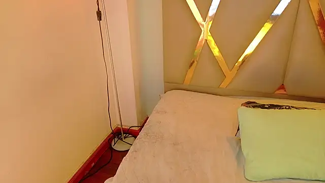 Snapshot of cattaleeyaa chatting on 10.13.25 cattaleeyaa online show from 10.13.25