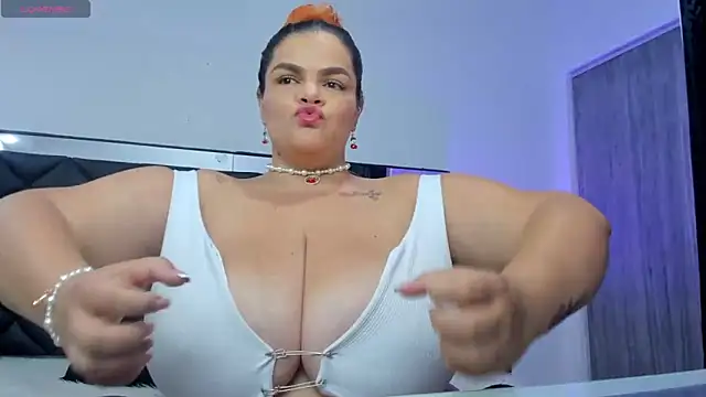 Snapshot of Sara_Thompsoon chatting on 12.13.24 Sara Thompsoon online show from 12.13.24