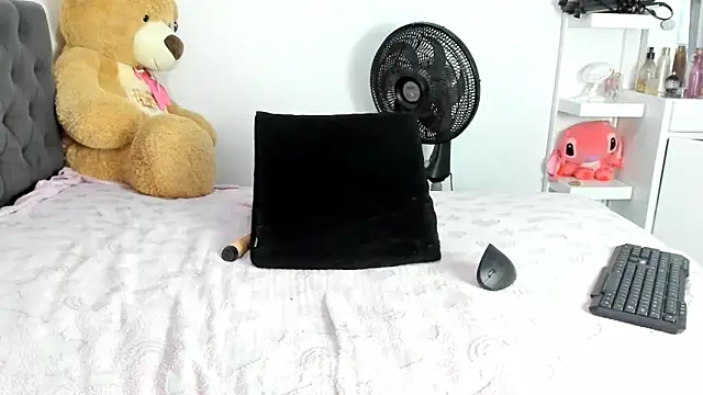 Snapshot of canela_wet chatting on 02.05.25 canela wet online show from 02.05.25