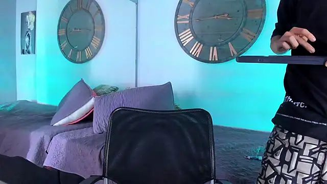 Snapshot of Mike_0233_ chatting on 12.17.24 Mike 0233 online show from 12.17.24