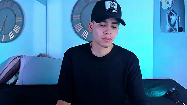 Snapshot of Mike_0233_ chatting on 01.05.25 Mike 0233 online show from 01.05.25