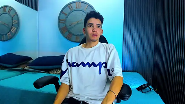 Snapshot of Mike_0233_ chatting on 02.13.25 Mike 0233 online show from 02.13.25