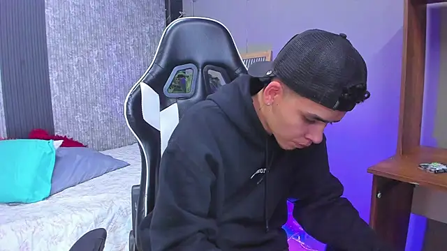 Snapshot of Mike_0233_ chatting on 03.06.25 Mike 0233 online show from 03.06.25