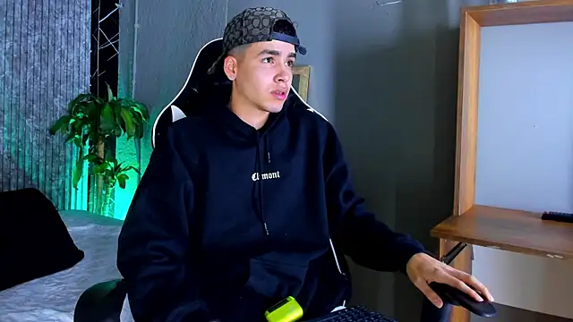 Snapshot of Mike_0233_ chatting on 03.18.25 Mike 0233 online show from 03.18.25