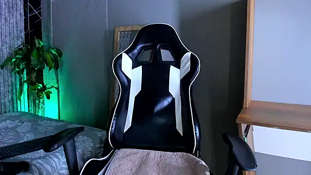 Snapshot of Mike_0233_ chatting on 03.19.25 Mike 0233 online show from 03.19.25