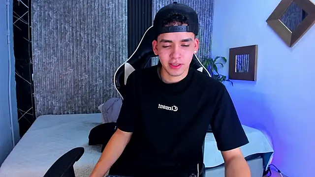 Snapshot of Mike_0233_ chatting on 09.17.25 Mike 0233 online show from 09.17.25