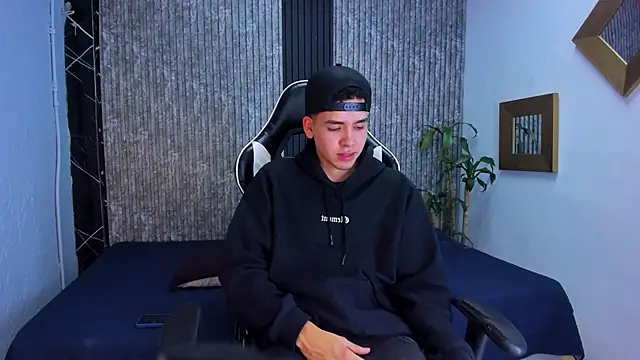 Snapshot of Mike_0233_ chatting on 10.04.25 Mike 0233 online show from 10.04.25