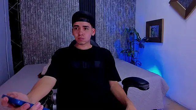 Snapshot of Mike_0233_ chatting on 10.11.25 Mike 0233 online show from 10.11.25