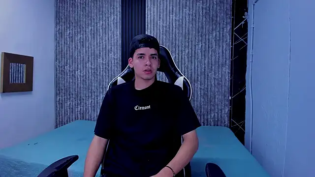 Snapshot of Mike_0233_ chatting on 11.27.25 Mike 0233 online show from 11.27.25