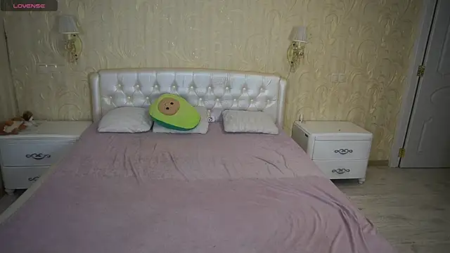 Snapshot of LunaaMayy chatting on 11.19.25 LunaaMayy online show from 11.19.25