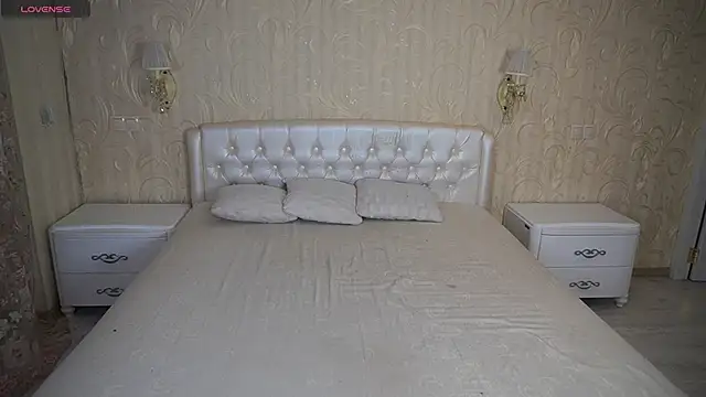 Snapshot of LunaaMayy chatting on 11.23.25 LunaaMayy online show from 11.23.25