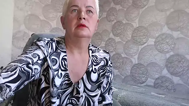 Snapshot of NicoleOlla chatting on 10.16.25 NicoleOlla online show from 10.16.25