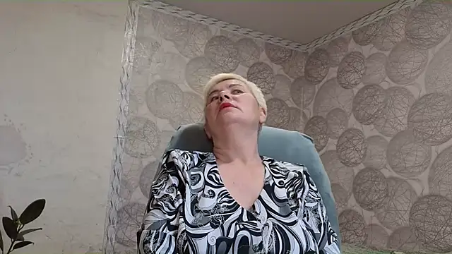 Snapshot of NicoleOlla chatting on 10.28.25 NicoleOlla online show from 10.28.25