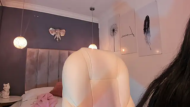 Snapshot of Maaiitee chatting on 12.20.24 Maaiitee online show from 12.20.24