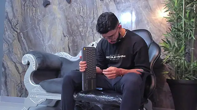 Liam Kleiin online show from 02.08.25