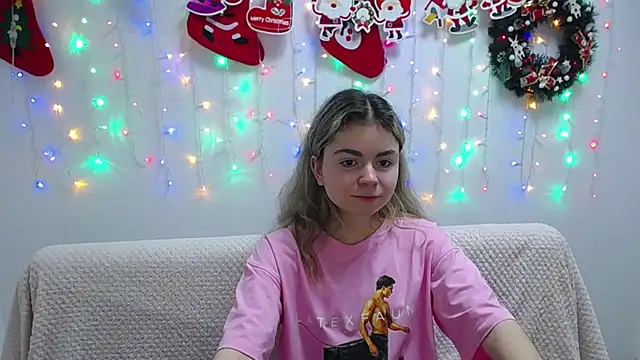 Snapshot of TinaRedly chatting on 01.09.25 TinaRedly online show from 01.09.25