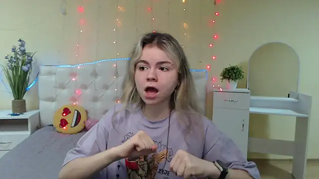 Snapshot of TinaRedly chatting on 01.16.25 TinaRedly online show from 01.16.25