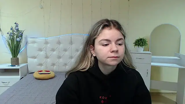 Snapshot of TinaRedly chatting on 01.19.25 TinaRedly online show from 01.19.25