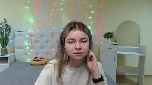 Snapshot of TinaRedly chatting on 01.21.25 TinaRedly online show from 01.21.25