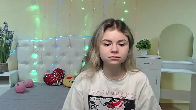 Snapshot of TinaRedly chatting on 02.02.25 TinaRedly online show from 02.02.25