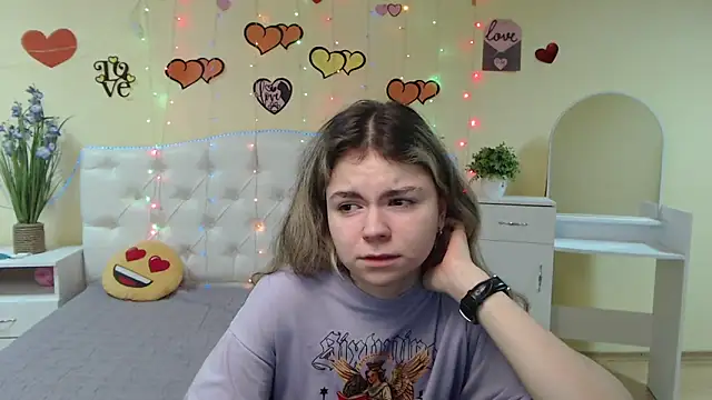 Snapshot of TinaRedly chatting on 02.16.25 TinaRedly online show from 02.16.25