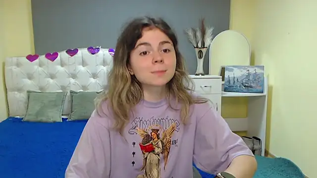 Snapshot of TinaRedly chatting on 09.08.25 TinaRedly online show from 09.08.25