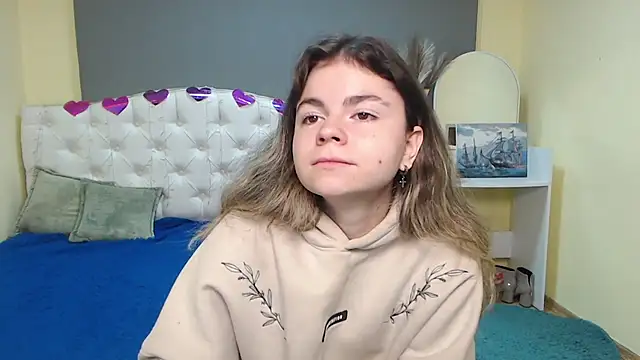 Snapshot of TinaRedly chatting on 09.30.25 TinaRedly online show from 09.30.25