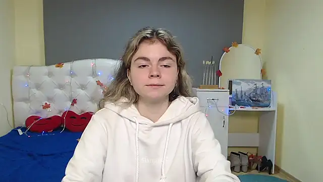 Snapshot of TinaRedly chatting on 11.23.25 TinaRedly online show from 11.23.25