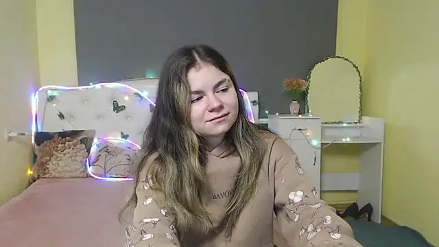 Snapshot of TinaRedly chatting on 04.23.26 TinaRedly online show from 04.23.26