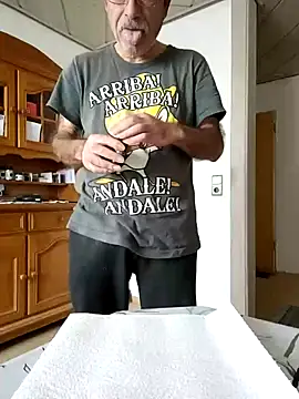 Snapshot of bottomhairy chatting on 12.06.24 bottomhairy online show from 12.06.24