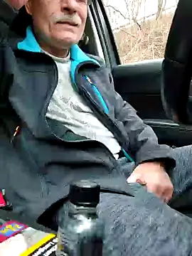 Snapshot of bottomhairy chatting on 12.23.24 bottomhairy online show from 12.23.24