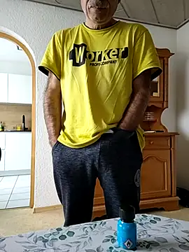 Snapshot of bottomhairy chatting on 11.26.25 bottomhairy online show from 11.26.25