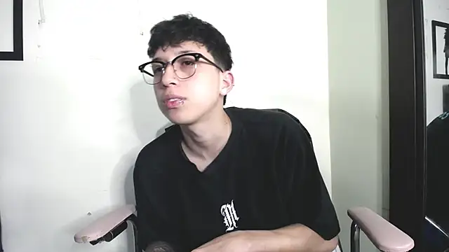 Snapshot of _Thomas_hot_ chatting on 11.25.25 Thomas hot online show from 11.25.25