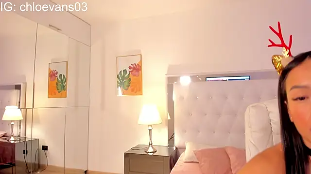 Chloe evans   online show from 12.18.25